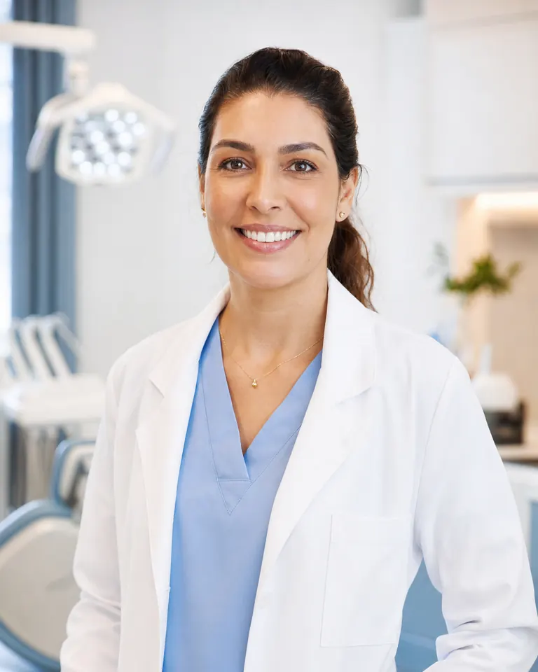Retrato de uma dentista dona de clínica odontológica
